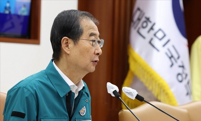  한덕수 국무총리가 23일 오전 서울 종로구 정부서울청사에서 열린 코로나19 중앙재난안전대책본부 회의에 참석해 발언하고 있다. (공동취재사진)