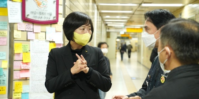 이정미 정의당 신임 대표가 29일 오전 대표 취임 후 첫 행선지로 서울 지하철 2호선 신당역 추모 공간을 찾았다. (사진 = 정의당 제공)