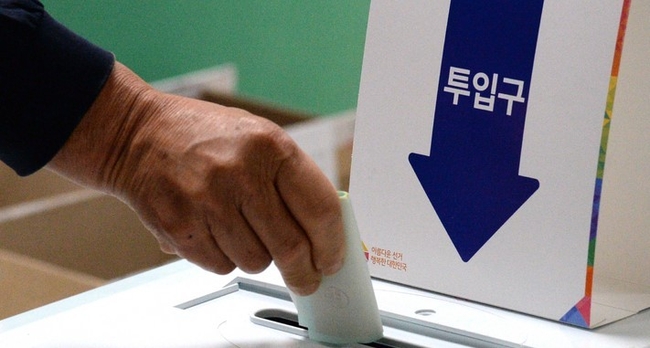 제8회 전국동시지방선거 투표일인 1일 전북 전주시 완산구 평화동 제2 투표소(전주남중학교)에서 유권자가 투표를 하고 있다. 2022.06.01. 
