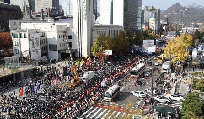 자유통일당 등 보수단체와 민주노총·한국노총 등 진보단체 관계자들이 29일 오후 서울 종로구 세종대로 일대에서 대규모 집회를 하고 있다. (사진=뉴시스)