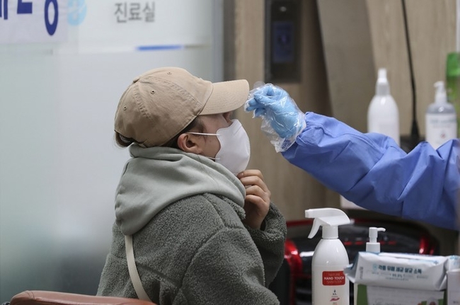 지난 26일 오후 서울시 마포구 보건소 선별진료소에서 한 시민이 검사를 받고 있다.