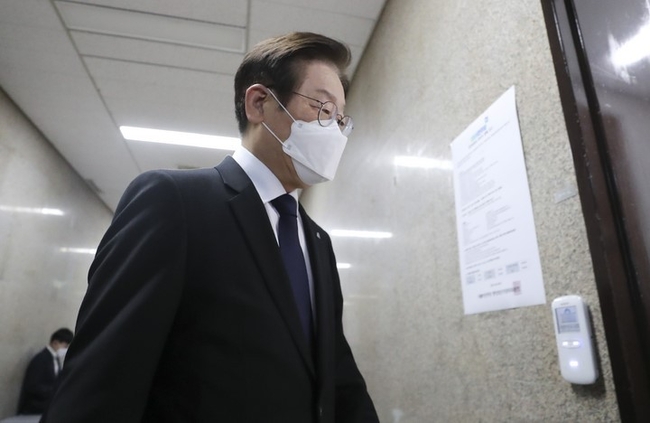 이재명 더불어민주당 대표가 30일 서울 여의도 국회에서 비공개로 열린 이태원 참사 관련 긴급 최고위원회의에 참석하고 있다. (사진=뉴시스)
