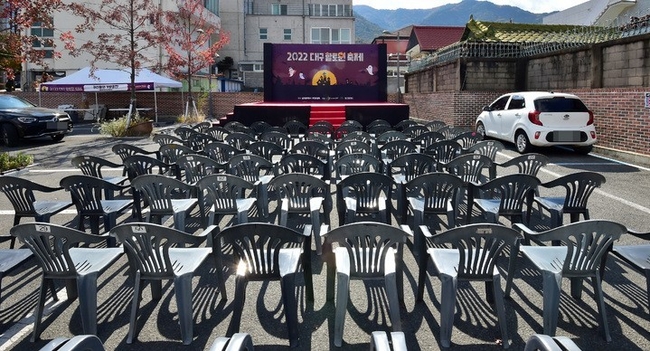 이태원 핼러윈 참사와 관련해 2022 대구 할로윈 축제가 전면 취소된 30일 오후 대구 남구 앞산카페거리 공영주차장 할로윈 축제 행사장이 한산한 모습이 보이고 있다. (사진=뉴시스)