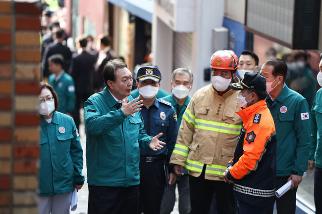윤석열 대통령이 30일 오전 서울 용산구 이태원 핼러윈 사고 현장을 찾아 상황을 보고 받고 있다. (사진=대통령실 제공)
