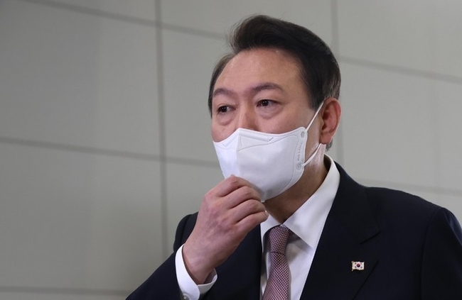 윤석열 대통령이 지난 28일 서울 용산 대통령실 청사로 출근하며 취재진 질문에 답하고 있다.(사진=뉴시스 제공)