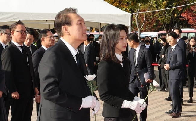  윤석열 대통령과 부인 김건희 여사가 31일 서울광장에 마련된 이태원 사고 사망자 합동분향소를 방문해 헌화하고 있다.(사진=뉴시스 제공)