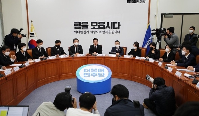 이재명(가운데) 더불어민주당 대표가 31일 오전 서울 여의도 국회에서 열린 최고위원회의에서 발언을 하고 있다. (사진=뉴시스 제공)
