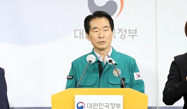 김성호 행정안전부 재난안전관리본부장이 31일 세종시 정부세종청사에서 이태원 사고 중앙대책본부 회의 내용에 대한 브리핑을 하고 있다.(사진=뉴시스 제공)