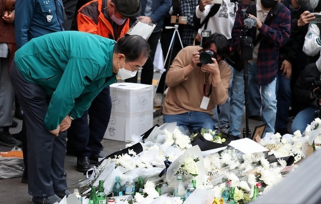 한덕수 국무총리가 지난달 31일 오후 서울 용산구 이태원역 1번 출구에 마련된 희생자 추모 공간을 찾아 애도하고 있다.(사진=뉴시스 제공)