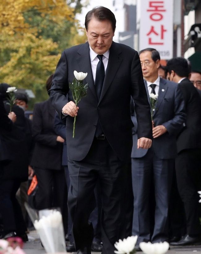 윤석열 대통령이 1일 서울 용산구 이태원역 1번 출구 앞에 마련된 '이태원 압사 참사' 희생자 추모 공간을 찾아 국무위원들과 함께 헌화하고 있다.(사진=뉴시스 제공)