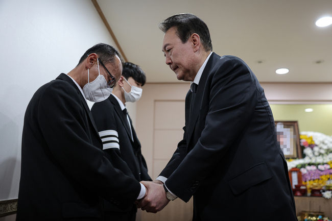 윤석열 대통령이 1일 경기도 부천 한 장례식장에 마련된 이태원 참사 희생자 빈소를 찾아 유가족을 위로하고 있다. (사진=대통령실 제공)