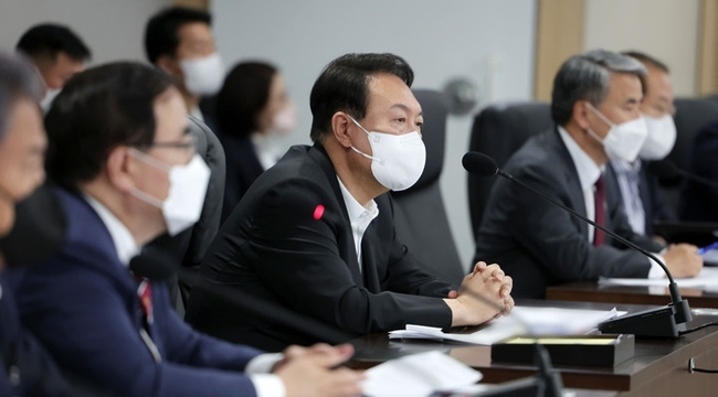 윤석열 대통령이 지난 6월 5일 오전 서울 용산 대통령실 청사 지하 국가위기관리센터에서 김성한 국가안보실장 주재로 열린 북한 탄도미사일 발사에 따른 국가안전보장회의(NSC) 상임위원회에 임석하고 있다. (사진=대통령실 제공)