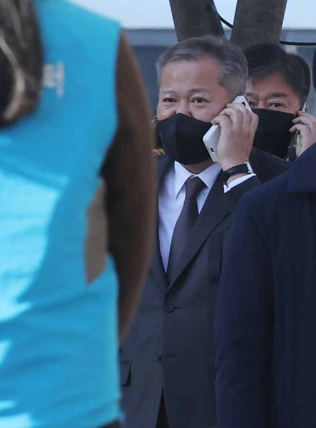 이상민 행정안전부 장관이 2일 서울광장에 마련된 이태원 사고 사망자 합동분향소에서 조문 전 통화를 하고 있다. (사진=뉴시스 제공)