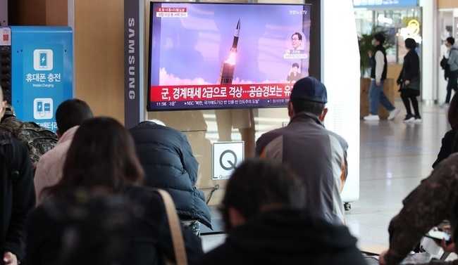 북한이 북방한계선(NLL) 이남으로 탄도미사일을 발사한 2일 서울역 대합실에서 시민들이 TV 뉴스를 시청하고 있다.(사진=뉴시스 제공)