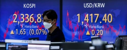 코스피가 전 거래일(2335.22)보다 1.65포인트(0.07%) 오른 2336.87에 마감한 2일 오후 서울 중구 하나은행 딜링룸에서 직원들이 업무를 보고 있다. 이날 코스닥지수는 전 거래일(700.05)보다 2.68포인트(0.38%) 하락한 697.37에, 서울 외환시장에서 원·달러 환율은 전 거래일(1417.2원)보다 0.2원 오른 1417.4원에 마감했다. (사진=뉴시스 제공)