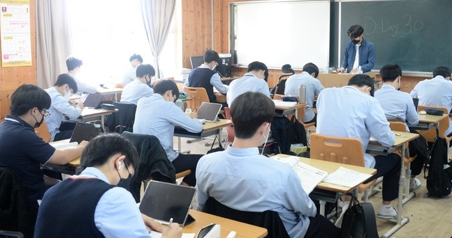  2023학년도 대학수학능력시험을 30일 앞둔 지난달 18일 전북 전주시 호남제일고등학교에서 3학년 수험생들이 공부를 하고 있다. (사진=뉴시스 제공)