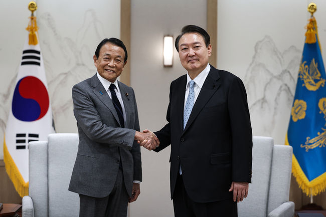 윤석열 대통령이 2일 서울 용산 대통령실 청사에서 아소 다로 일본 자민당 부총재와 만나 악수하고 있다. (사진=대통령실 제공) 