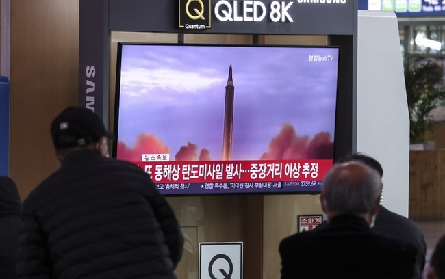  북한이 전날에 이어 동해상으로 탄도미사일을 발사한 3일 오전 서울역 대합실에서 시민들이 뉴스를 보고 있다. (사진=뉴시스 제공)