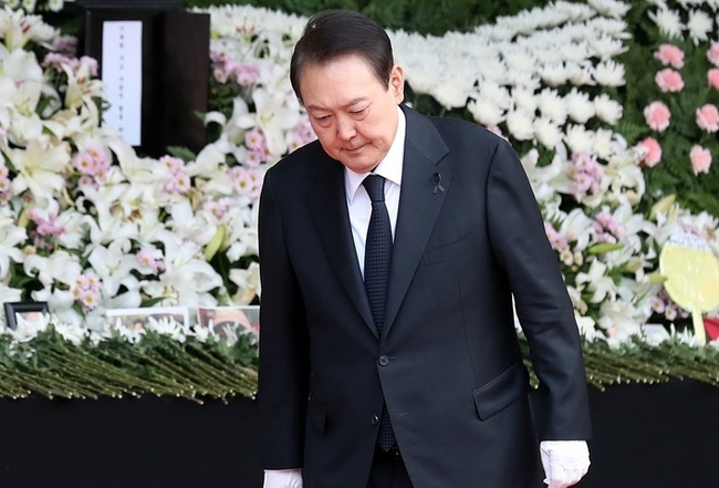 윤석열 대통령이 지난 3일 오전 서울 중구 서울광장에 마련된 이태원 사고 사망자 합동 분향소를 찾아 조문을 마친 후 이동 하고 있다. (사진=뉴시스 제공)