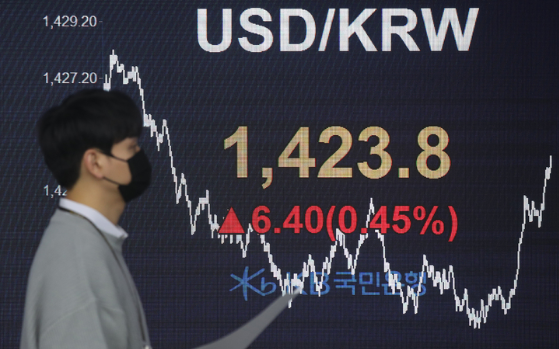 코스피가 전 거래일(2336.87)보다 7.70포인트(0.33%) 하락한 2329.17에 마감한 3일 오후 서울 영등포구 여의도 KB국민은행 스마트딜링룸에서 직원이 업무를 보고 있다. 이날 코스닥지수는 전 거래일(697.37)보다 3.24포인트(0.46%) 내린 694.13에, 서울 외환시장에서 원·달러 환율은 전 거래일(1417.4원)보다 6.4원 오른 1423.8원에 거래를 마쳤다. (사진=뉴시스 제공)