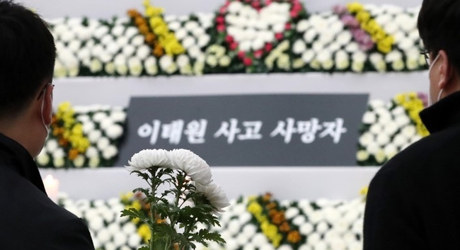지난 3일 오후 부산 연제구 부산시청에 마련된 이태원 사고 사망자 합동분향소를 찾은 시민들이 헌화 및 분향을 하고 있다. (사진=뉴시스)