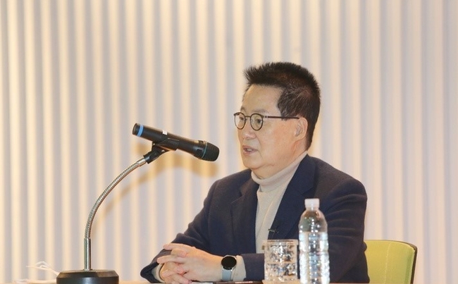  박지원 전 국정원장이 5일 오전 전남 목포시 삼학도 노벨평화상기념관 강당에서 '지금 DJ라면'을 주제로 열린 김대중 리더십 아카데미 초청 강연회에서 이태원 참사에 대한 윤석열 정부의 사과를 촉구하고 있다. 2022.11..05.(사진=김대중노벨평화상기념관 제공)