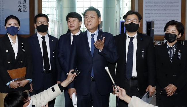  더불어민주당 김교흥 이태원 참사 대책본부 진상조사단장이 지난 4일 대책본부 의원들과 함께 서울 서대문구 경찰청을 항의 방문한 뒤 취재진 질문에 답변하고 있다.