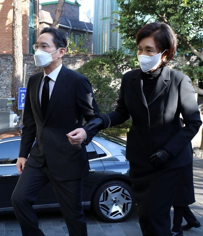 이재용 삼성전자 회장과 어머니 홍라희 여사가 6일 오전 서울 중구 CJ인재원에 마련된 고 손복남 CJ 고문의 빈소에 도착하고 있다. (사진=뉴시스)