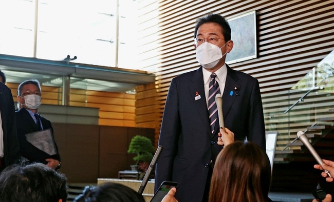 지난 3일 기시다 후미오 일본 총리가 도쿄 총리 관저 앞에서 기자들에게 이날 오전 북한의 미사일 발사와 관련 발언하고 있다.