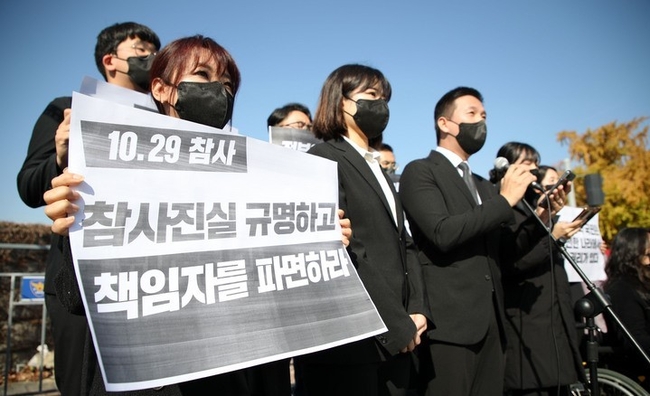 더불어민주당 청년 당원들이 6일 서울 여의도 국회의사당 앞에서 기자회견을 열고 있다. (사진=뉴시스)
