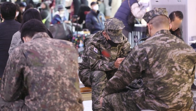지난 3일 오전 서울역 대합실에 군인들이 앉아있다. (사진=뉴시스) ※사진은 기사와 직접 관련 없습니다.
