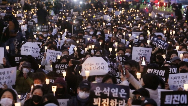 지난 5일 서울 중구 시청역 인근 도로에서 이태원 참사 희생자 추모 시민 촛불집회가 열리고 있다. (사진=뉴시스)