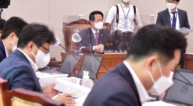 지난 9월 14일 서울 여의도 국회 본관에서 민생경제안정특별위원회 4차 회의를 주재하고 있는 류성걸 위원장(사진=뉴시스 제공)
