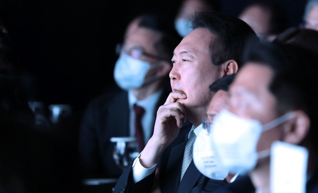 윤석열 대통령이 7일 서울 중구 더플라자 호텔에서 열린 제8회 중견기업인의 날 기념식에서 주제영상을 시청하고 있다.(사진=뉴시스 제공)
