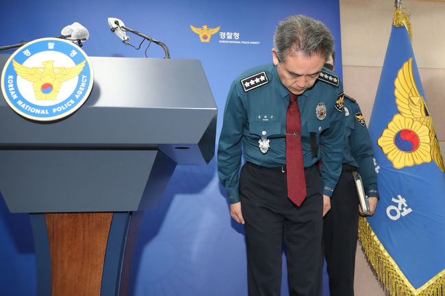 윤희근 경찰청장이 지난 1일 오전 서울 서대문구 경찰청에서 이태원 핼러윈 압사 참사와 관련, 대국민 사과 입장 표명 기자회견에서 고개를 숙이고 있다.