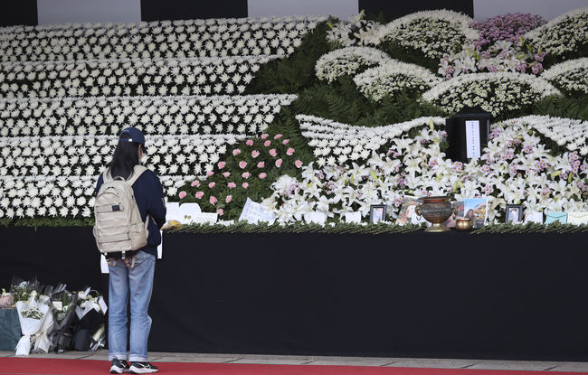 지난달 31일 오후 서울 용산구 이태원 핼러윈 압사 참사 현장에서 국립과학수사연구원과 경찰 등 수사관들이 현장감식을 마치고 철수하고 있다.