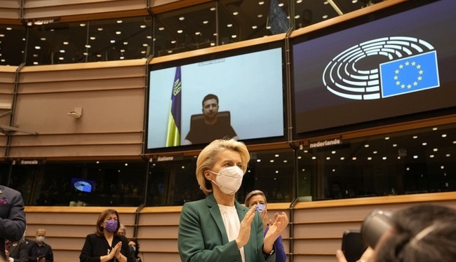  우르줄라 폰 데어라이엔 EU집행위원장이 지난 3월1일(현지시간) 벨기에 브뤼셀 유럽의회에서 볼로디미르 젤렌스키 우크라이나 대통령의 화상 연설에 기립박수를 보내고 있다.(사진=뉴시스 제공)