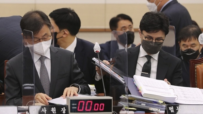  최재해 감사원장과 한동훈 법무부 장관이 7일 서울 여의도 국회에서 열린 법제사법위원회 제5차 전체회의에 출석해 자료를 살펴보고 있다.(사진=뉴시스 제공)