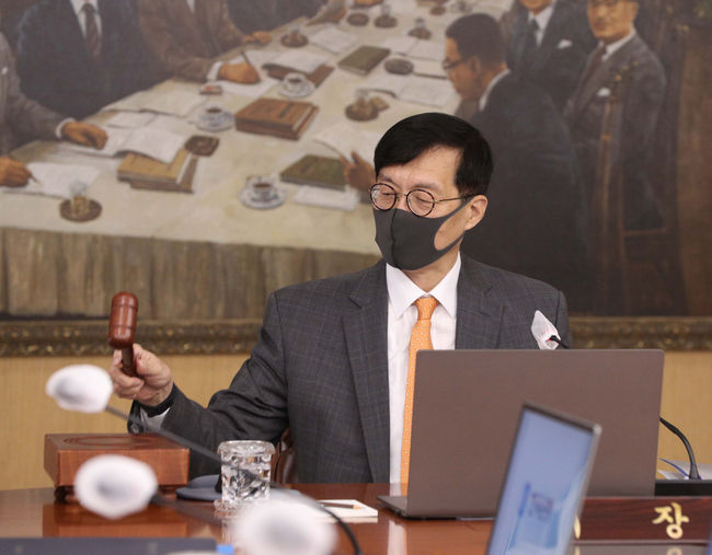 이창용 한국은행 총재가 10월 12일 열린 금융통화위원회 정기회의에서 의사봉을 두드리고 있다.(사진=뉴시스 제공)