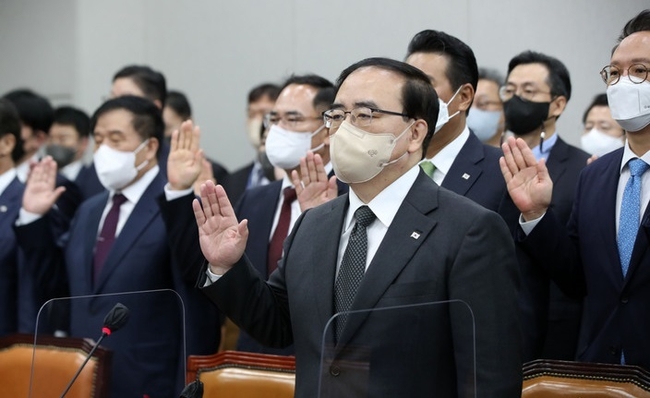 김성한 국가안보실장이 8일 서울 여의도 국회 운영위원회에서 열린 대통령비서실, 국가안보실, 대통령경호처에 대한 국정감사에 출석해 증인 선서를 하고 있다.(사진=뉴시스 제공)