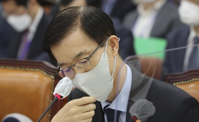 방문규 국무조정실장이 8일 오전 서울 여의도 국회에서 열린 정무위원회 전체회의에서 의원들의 질의를 들으며 생각에 잠겨 있다. (사진=뉴시스 제공)