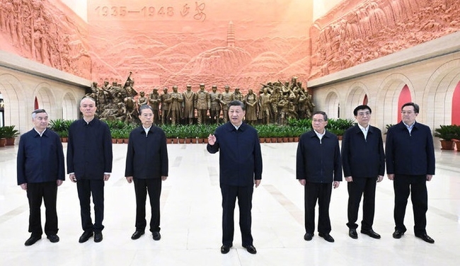 시진핑 중국 국가주석(가운데)이 지난달 27일 측근들로 구성된 새 최고지도부를 이끌고 중국 공산당이 '혁명 성지'로 알려진 산시성 옌안을 찾았다. 옌안혁명기념관을 방문 중인 시 주석과 오전 리창, 자오러지, 왕후닝, 차이치, 딩쉐샹, 리시 등 당 중앙정치국 상무위원들. (사진=신화통신 웨이보 제공)