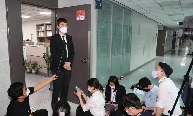 국민의힘 김웅 의원이 지난해 9월13일 오후 서울 여의도 국회 의원회관 자신의 의원실 앞에서 고위공직자범죄수사처(공수처)의 압수수색이 끝난 뒤 기자들의 질의응답에 답하고 있다. (사진=뉴시스 제공)