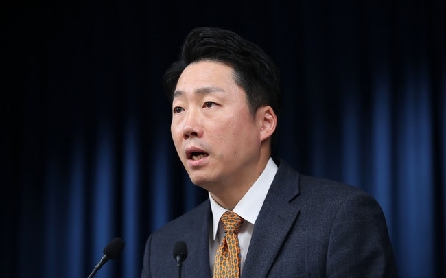 이재명 부대변인이 8일 서울 용산 대통령실 청사 브리핑룸에서 종합부동산세(종부세) 대상자 관련 브리핑을 하고 있다(사진=뉴시스 제공)