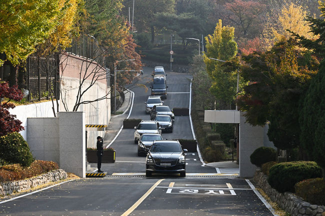  서초동 사저에서 한남동 대통령 관저로 이사를 마친 윤석열 대통령이 8일 오전 서울 용산구 한남동 관저에서 차량을 이용해 외부 비공개 일정으로 향하고 있다. (사진=대통령실 제공)