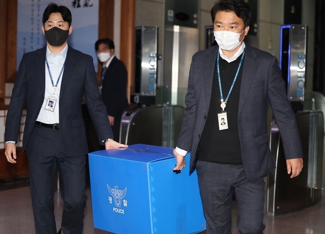 윤희근 경찰청장 집무실 등 55곳에 대한 압수수색을 펼친 특수수사본부 수사관들이 8일 오후 서울 서대문구 경찰청에서 압수품을 가져나오고 있다. (사진=뉴시스 제공)