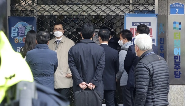 검찰이 이재명 더불어민주당 대표의 최측근인 정진상 대표실 정무조정실장의 자택 등에 대한 압수수색에 나선 9일 오전 서울 여의도 민주당 내 당대표 비서실 압수수색을 위해 검찰 관계자들이 당 입구에서 대기하고 있다. (사진=뉴시스 제공)