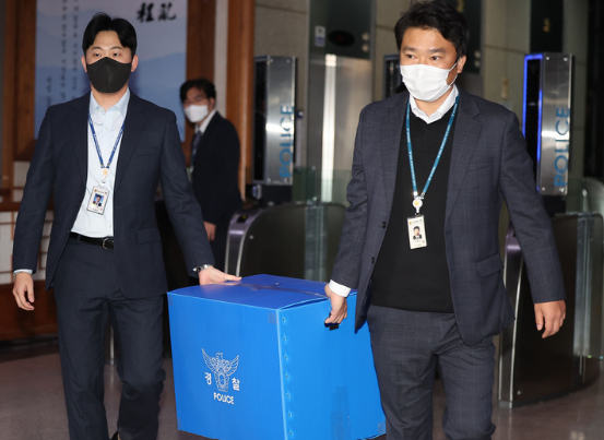 윤희근 경찰청장 집무실 등 55곳에 대한 압수수색을 펼친 특수수사본부 수사관들이 지난 8일 오후 서울 서대문구 경찰청에서 압수품을 가져나오고 있다. (사진=뉴시스 제공)