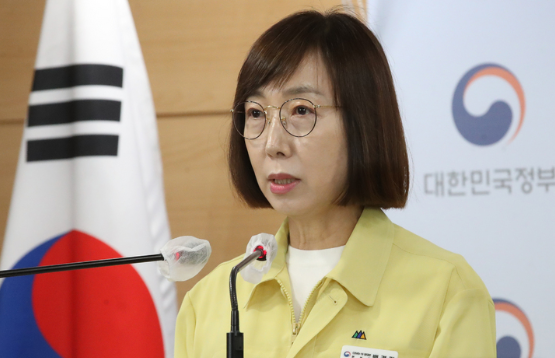 백경란 중앙방역대책본부 본부장(질병관리청장)이 지난달 26일 오전 서울 종로구 정부서울청사에서 코로나19 중앙재난안전대책본부(중대본) 정례브리핑을 하고 있다. (사진=뉴시스 지공)