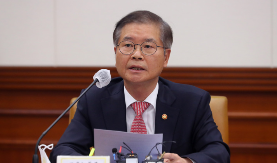 이정식 고용노동부 장관이 지난달 19일 오전 서울 종로구 정부서울청사에서 열린 비상경제장관회의에 참석해 발언하고 있다. (사진=뉴시스 제공)